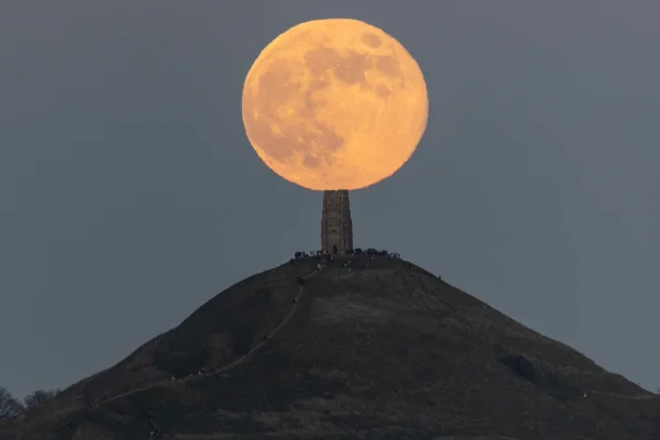 Imagem colorida mostra Lua do Lobo na Inglaterra - Metrópoles
