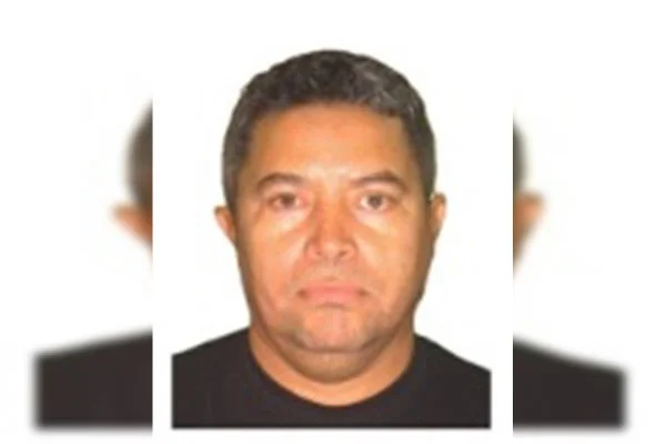 Imagem colorida da foto 3x4 de um homem branco, com cabelos grisalhos e sem barba