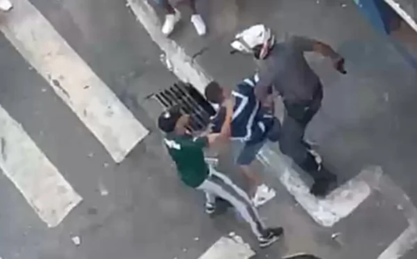 Vídeo: PM leva pedradas e garrafadas e é roubado em abordagem em SP
