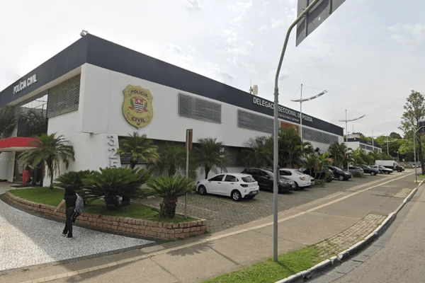Imagem colorida da fachada da delegacia de Polícia Civil onde a mulher foi conduzida por agredir o filho - Metrópoles