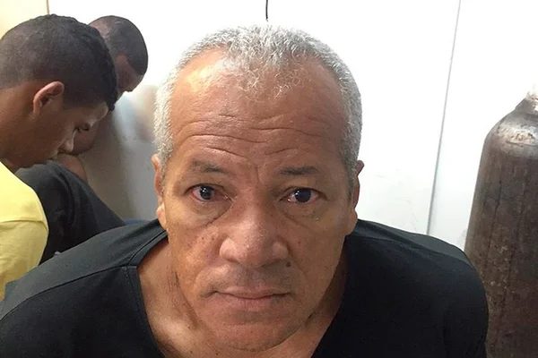 Rede pede desculpas por suéter de Papai Noel que cheira cocaína