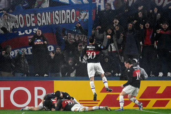 Jogadores do Tigre e torcedores comemorando na Argentina