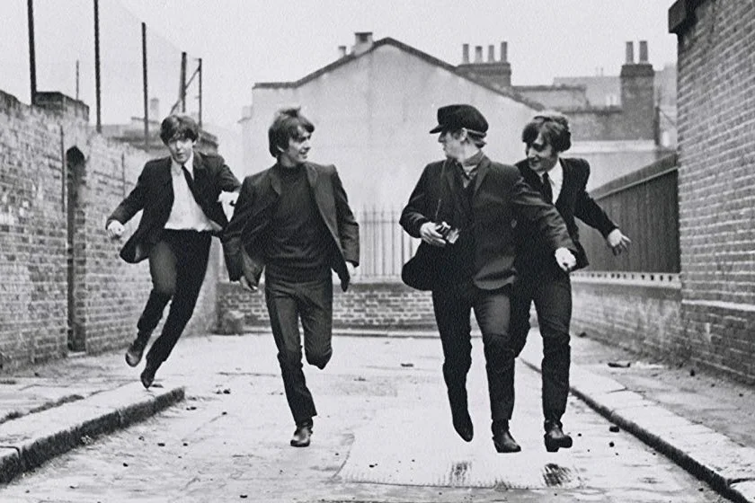 <strong>Os Reis do Ié, Ié, Ié (1964).</strong> O filme conta a história de um dia típico dos Beatles – incluindo, claro, a performance de alguns de seus maiores hits como I Wanna Be Your Man, Can't Buy Me Love e She Loves You. Assista ao <a href="https://www.youtube.com/watch?v=JQH-HQ5ZhmI">trailer</a> <strong>Os Reis do Ié, Ié, Ié (1964).</strong> O filme conta a história de um dia típico dos Beatles – incluindo, claro, a performance de alguns de seus maiores hits como I Wanna Be Your Man, Can't Buy Me Love e She Loves You. Assista ao <a href="https://www.youtube.com/watch?v=JQH-HQ5ZhmI">trailer</a>