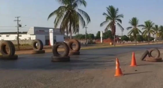 Manifestantes pró-Bolsonaro bloqueiam cinco pontos de rodovias em MT