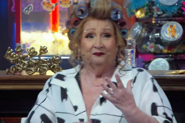 Dona Déa Lúcia fantasiada de Dona Hermínia - Metrópoles