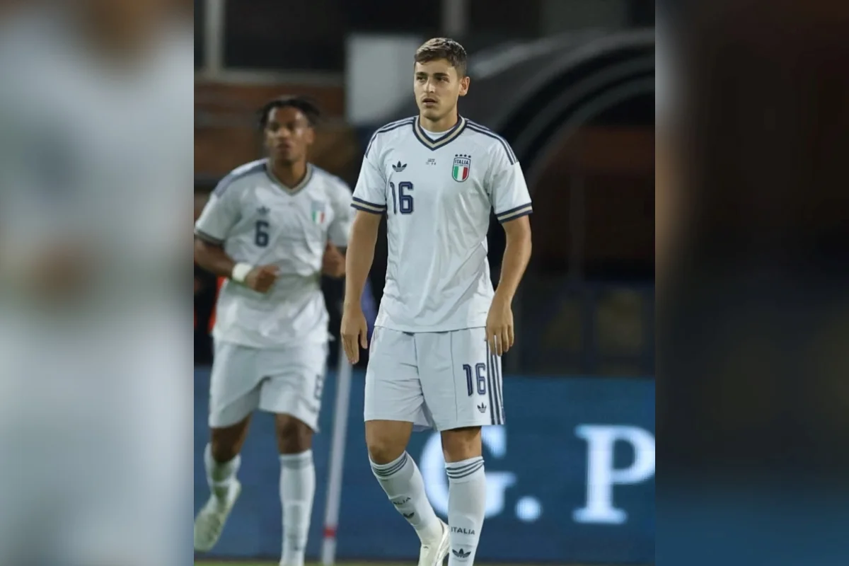 Camisa da Seleção da Itália, que é outra tetracampeã (4 estrelas) Camisa da Seleção da Itália, que é outra tetracampeã (4 estrelas)