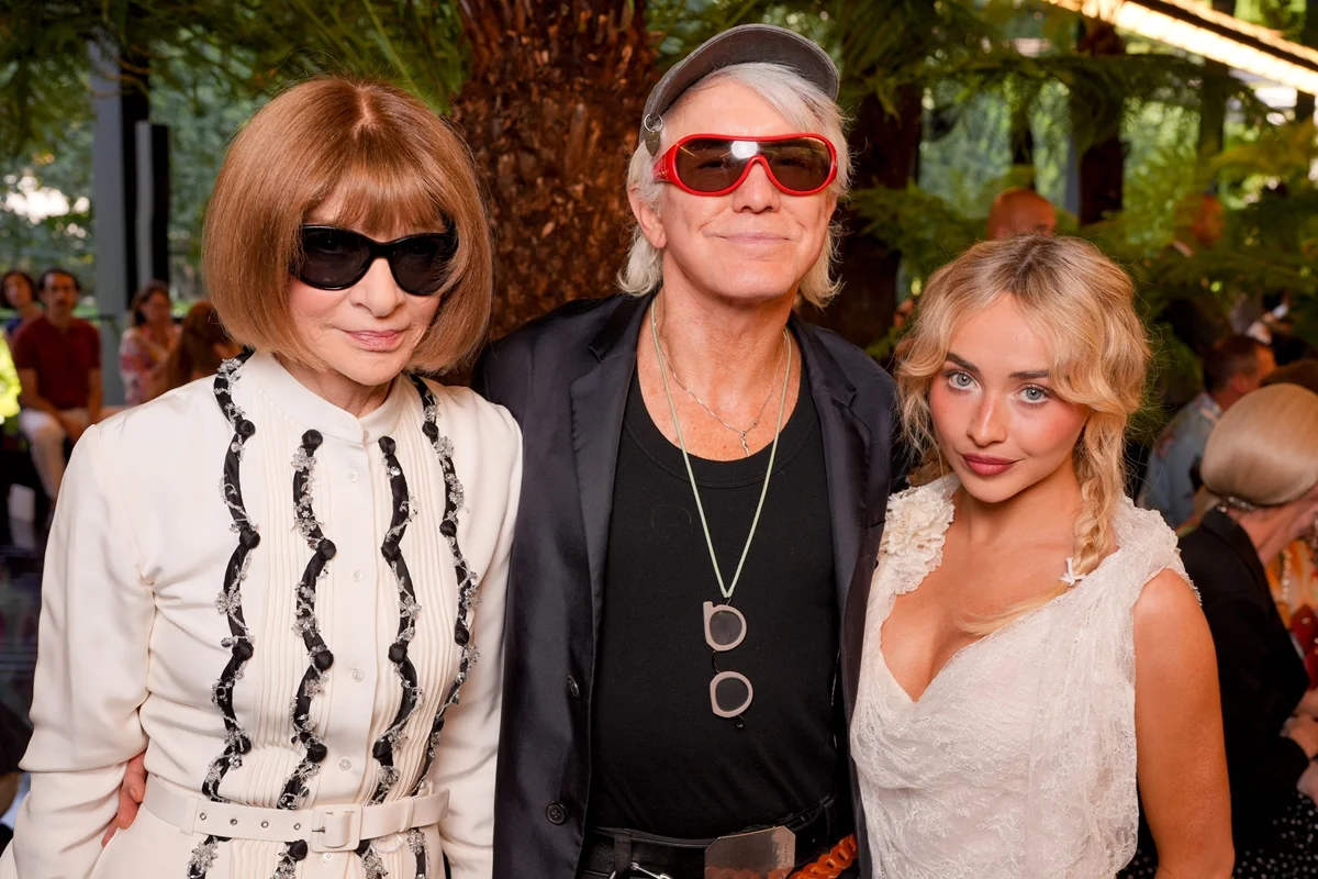 Anna Wintour, Baz Luhrmann e Sabrina Carpenter no desfile Anna Wintour, Baz Luhrmann e Sabrina Carpenter no desfile