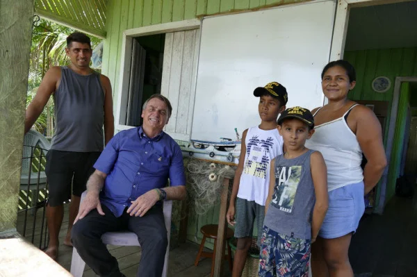 Bolsonaro vai a Belém para Círio, comete gafe e grava para campanha