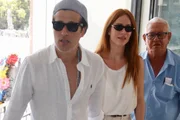 Bruno Gagliasso e Giovanna Ewbank chegam juntos no cemitério