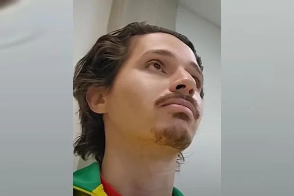 Imagem colorida de homem com jaqueta amarela