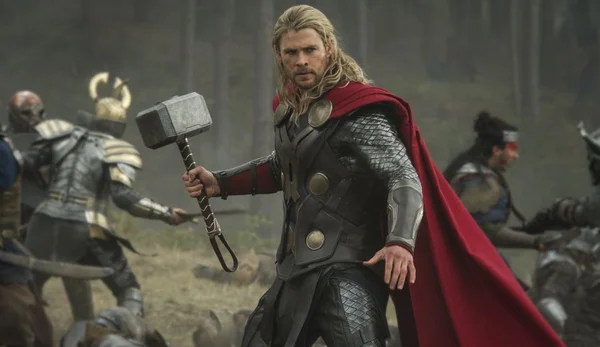 Cena deletada mostra Chris Hemsworth molhado, nervoso e com raios