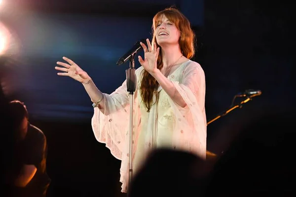 High As Hope: Florence and the Machine volta mais intimista em disco