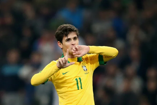 Foto colorida de Oscar com a camisa da Seleção Brasileira - Metrópoles
