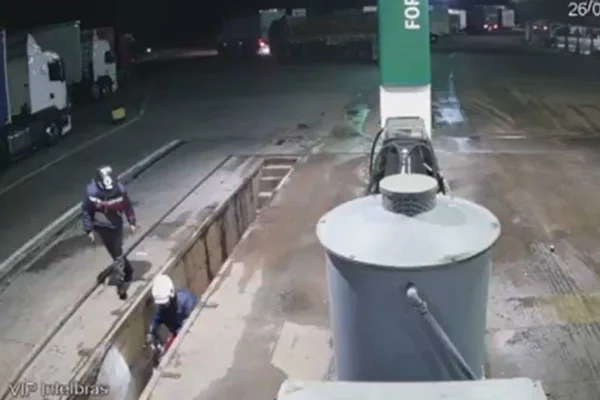 Ladrões caem em vala após assalto em SP