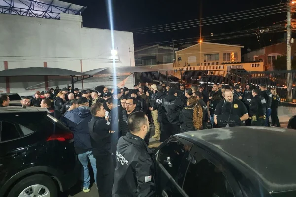 Imagem colorida de policiais que participaram de ação que prendeu membros de quadrilha conhecida como "gangue do puteiro" que extorquia clientes de casas noturnas. Metrópoles
