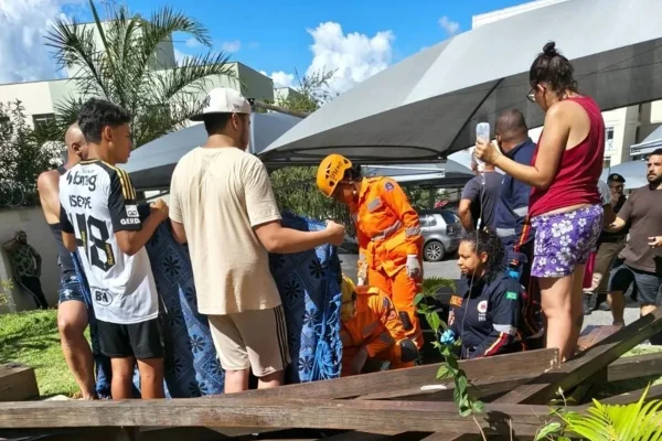 Imagem colorida de atendimento dos bombeiros a criança que caiu de playground
