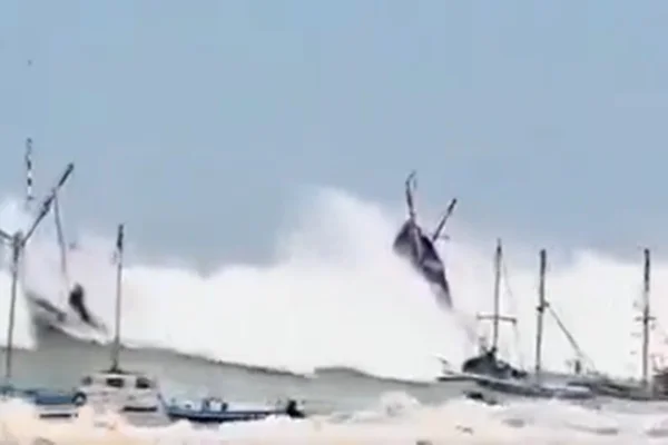 imagem colorida de ondas fortes atingindo o Peru