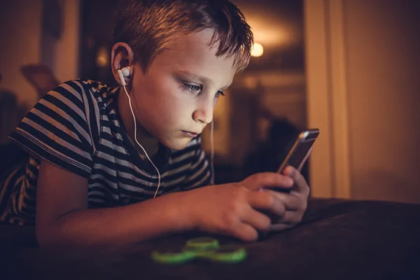 Foto de stock de Retrato de menino usando um smartphone - Metrópoles