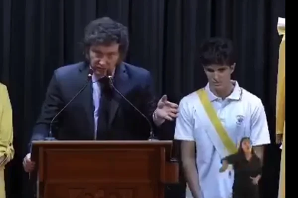 Imagem colorida mostra o momento em que um estudante desmaia durante um discurso do presidente da argentina javier Milei - Metrópoles