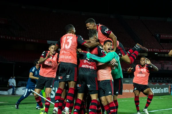 Jogadores do Flamengo comemoram gol de Bruno Henrique contra o São Paulo