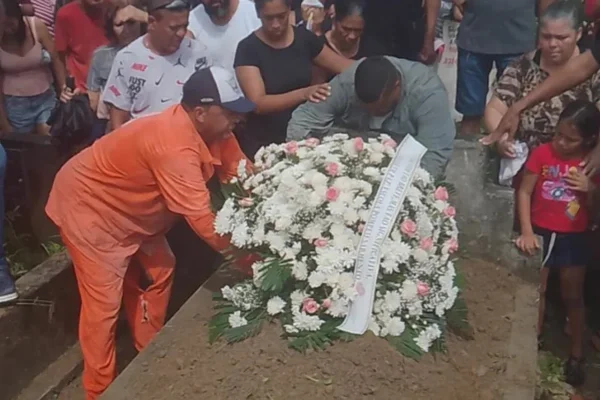 Imagem colorida de sepultamento de criança assassinada com golpes de faca no pescoço - Metrópoles