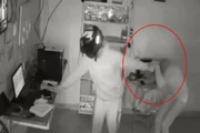 Momento em que homem agride funcionária de motel