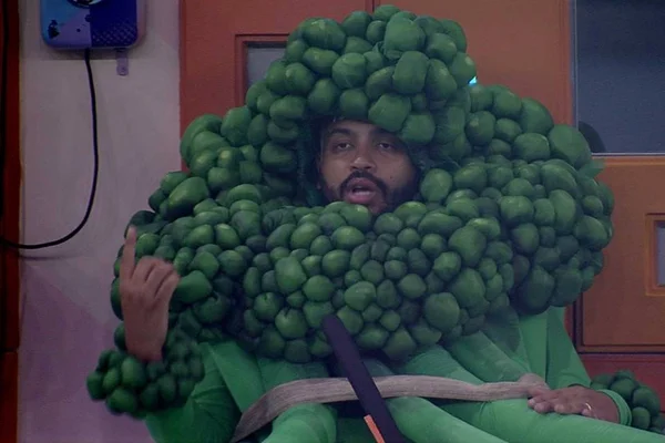 Projota vestido de brócolis
