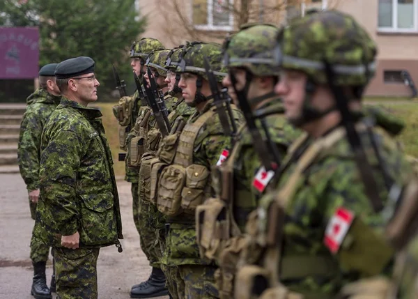 Após veto de Trump, Canadá convida transgêneros ao alistamento militar
