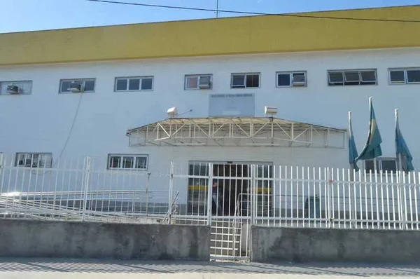 Imagem colorida da fachada do IML de Barreto, em Niterói, bebê telhado - Metrópoles