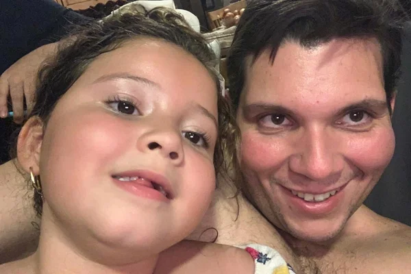 O médico Rodolfo Aparecido da Silva, com a filha Alicia, que ele perdeu para o coronavírus