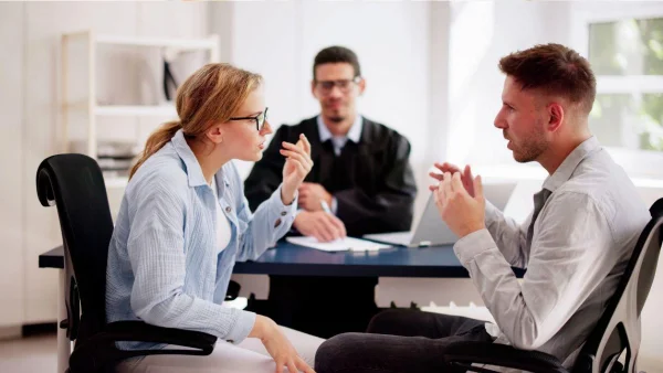 pessoas reunidas no trabalho discutindo signos