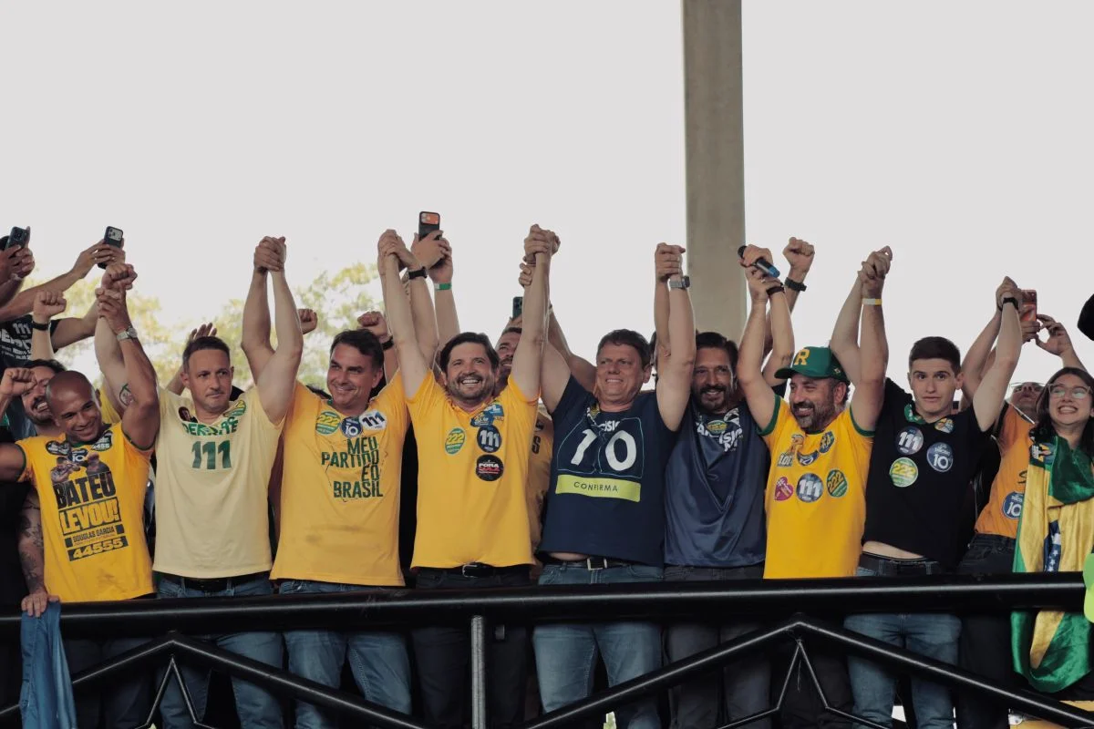 Flávio Bolsonaro diz que ouvirá Tarcísio e aliados sobre indicação para STF - imagem 6 Flávio Bolsonaro diz que ouvirá Tarcísio e aliados sobre indicação para STF - imagem 6