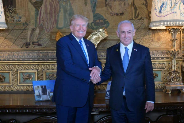 Imagem colorida mostra Benjamin Netanyahu e Donald Trump apertando as mãos - Metrópoles
