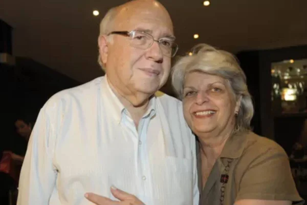 foto colorida do escritor Luis Fernando Veríssimo e Lucia, sua esposa