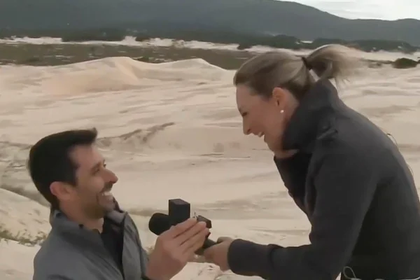 A repórter Graziane Ubiali, da afiliada da Band em Santa Catarina, é pedida em casamento ao vivo pelo namorado, Digiácomo Dias
