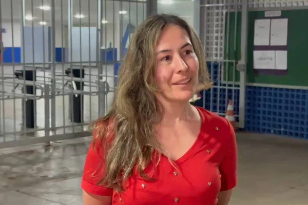 Eleitora conseguiu votar após as 17h - Metrópoles