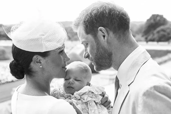 Filho do príncipe Harry com Meghan é batizado em cerimônia íntima