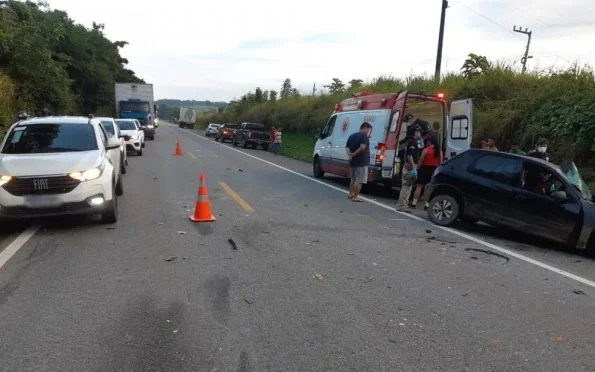 Acidente entre carro e caminhão deixa 2 mortos e 3 feridos na BR-235