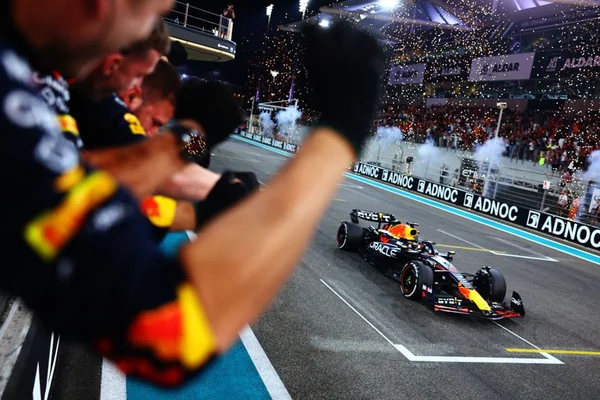 Imagem colorida mostra Equipe da Mercedes celebra a vitória de Max Verstappen em Abu Dhabi, última etapa da F1 - Metrópoles