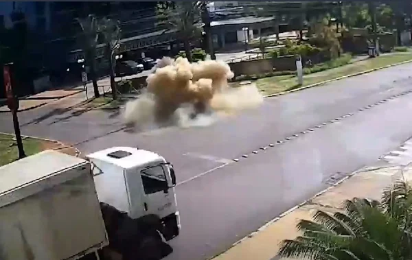 Imagem colorida de pista com explosão no fundo