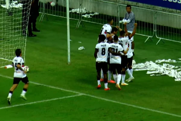 Jogadores do Santa Cruz PE comemoram o gol pela Série D contra o Altos