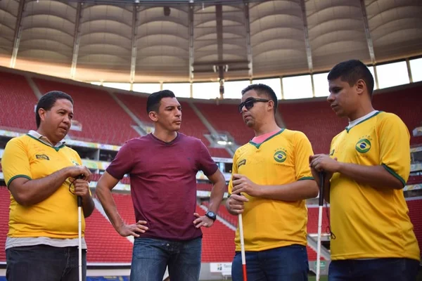 Deficientes visuais, atletas de Futebol de 5 conhecem o Mané Garrincha