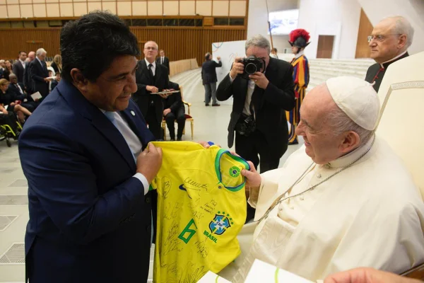 Foto colorida de Ednaldo com Papa Francisco - Metrópoles