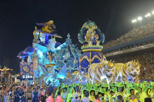 Imagem mostra desfile da Império de Casa Verde - Metrópoles