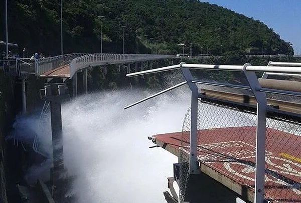 Parte de ciclovia inaugurada este ano desaba no RJ. Dois morreram