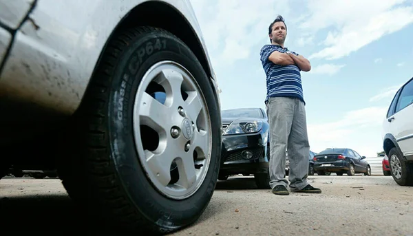 Buracos aumentam lucros de oficinas, que veem procura por reparos crescer 50%. Veja vídeos
