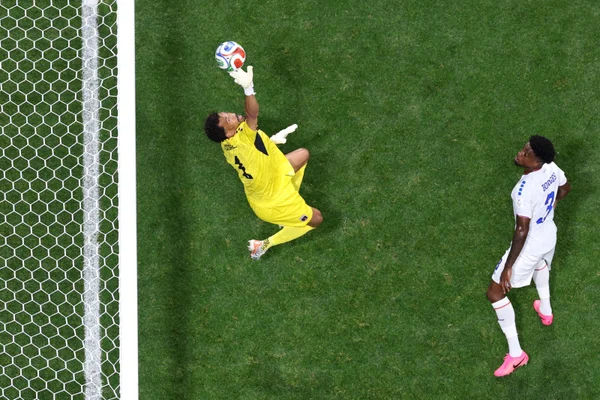 Vozinha e demissão de técnico marcam 5º dia de Copa do Mundo