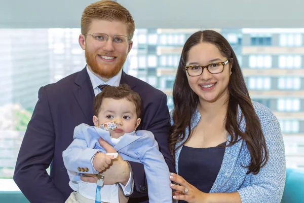Foto colorida de homem mulher e bebê - Metrópoles.