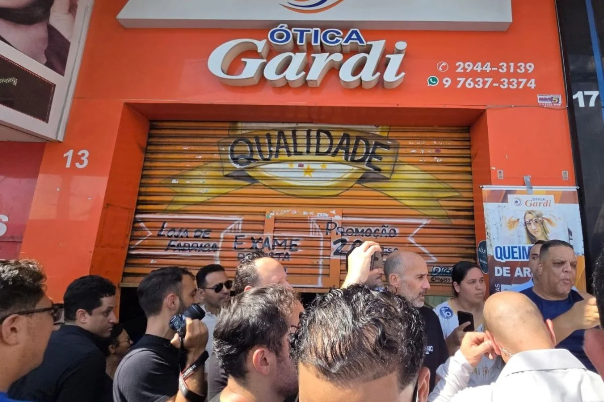Lojista baixa porta durante aproximação de Tarcísio e Nunes Lojista baixa porta durante aproximação de Tarcísio e Nunes