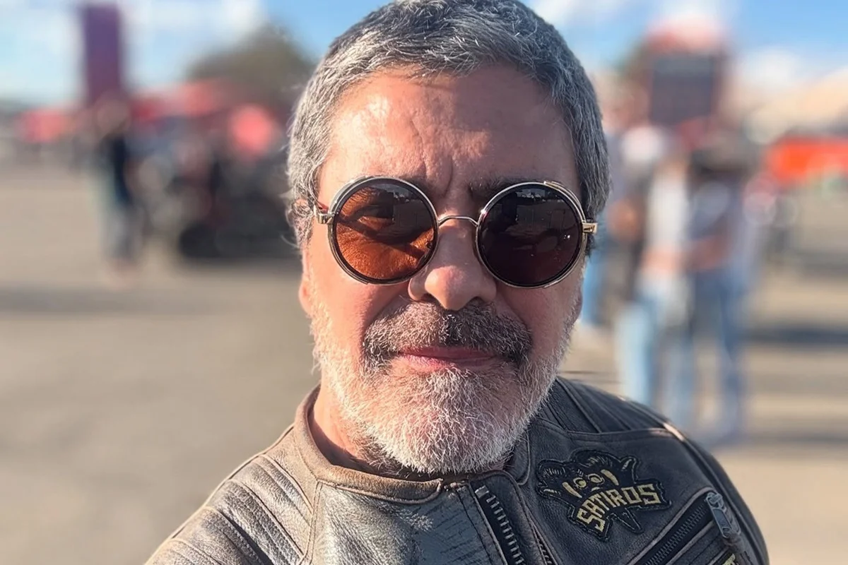 Junno Andrade posa de óculos escuros para as redes sociais Junno Andrade posa de óculos escuros para as redes sociais